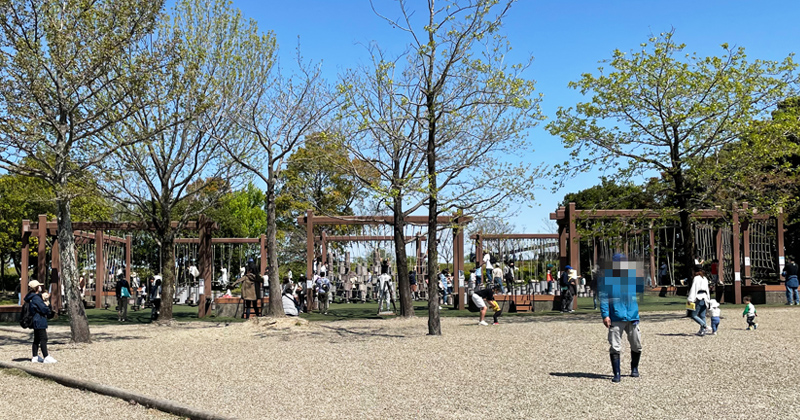 木曽三川公園センターの木製遊具で遊ぶ子ども